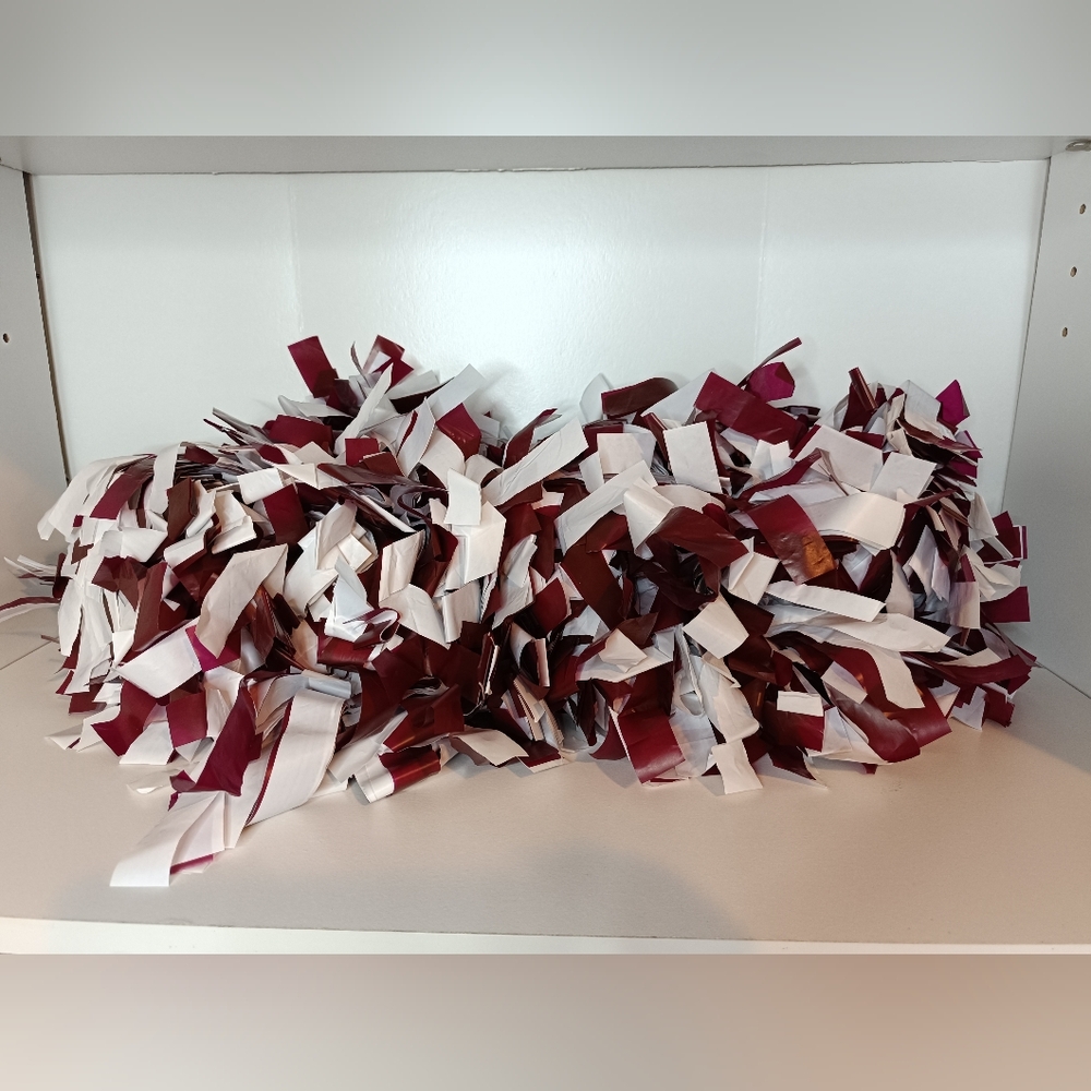 This set of 2 white and maroon pom poms by Chassé is perfect for any Texas A&M A